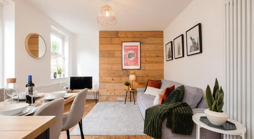 NEW Lovely-4Bed-2Bath-Parking-By FabAccommodation - Image 1