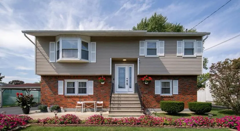 Bright & Spacious Apartments Near Albany Airport - Image 1