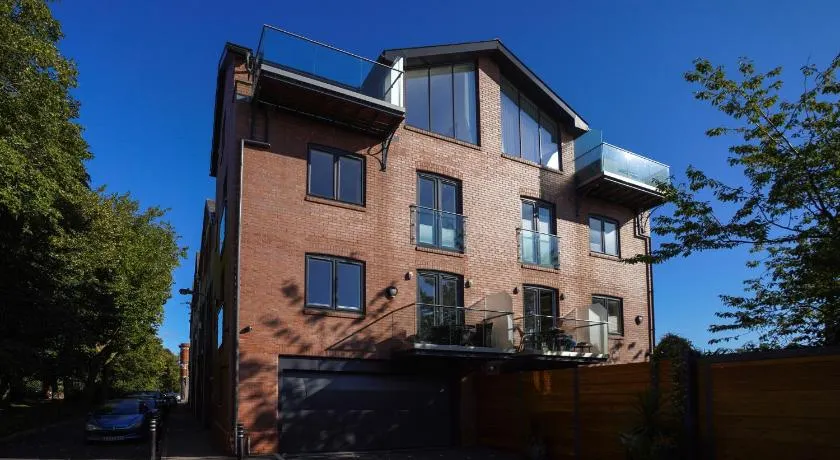 Royal Stuart Lane - Townhouse by the Bay with Parking - Image 1