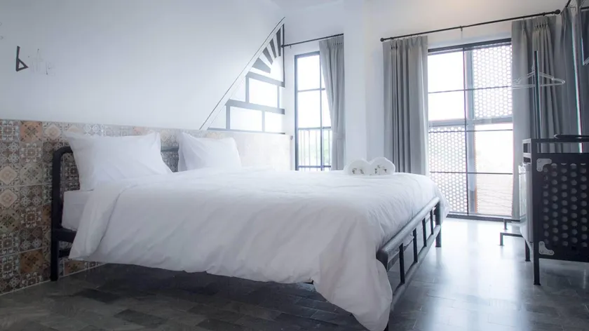 V1 Room Hotel - Image 1