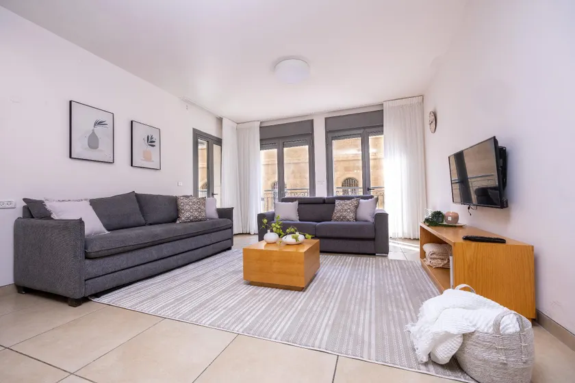 Amazing 2 Bedrooms/Gym/Parking in city center - Image 1