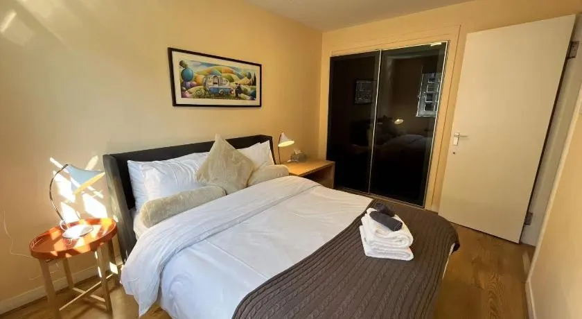 One room with parking space - Image 1