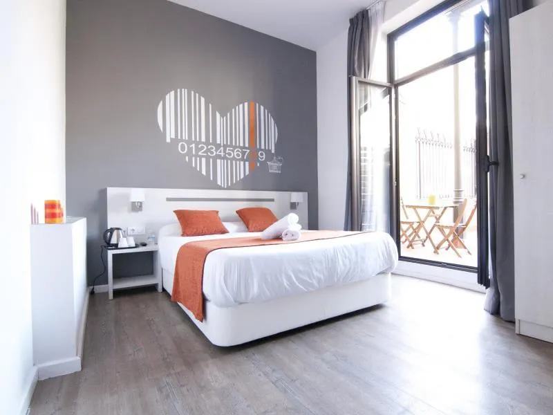 Hostal Live Barcelona - Image 1