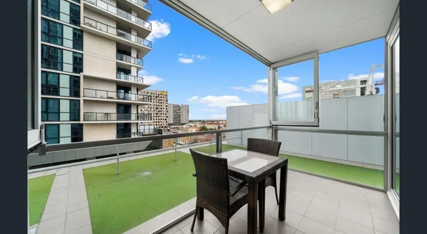 Hi 5 star luxury Adelaide City Apartment - Image 1