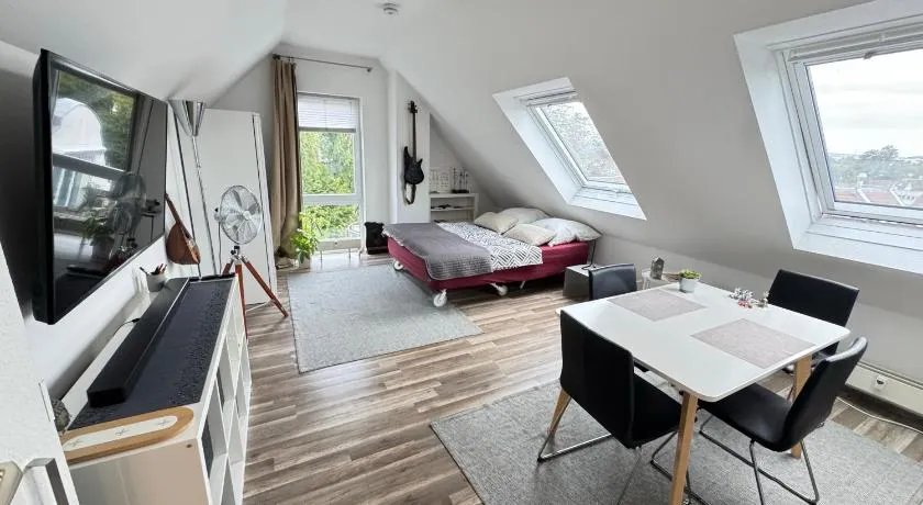 Gemütliche helle Dach-Wohnung in Frankfurt - Image 1