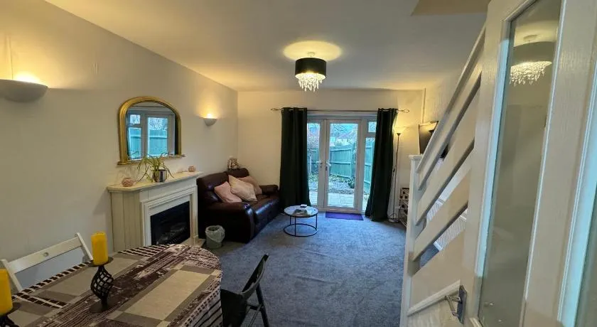 Comfy 2-bedroom townhouse featuring a fireplace, private entrance, equipped kitchen, terrace with garden views, washing machine flat-screen TV and sofa bed sleeping 2 additional guests - Image 1