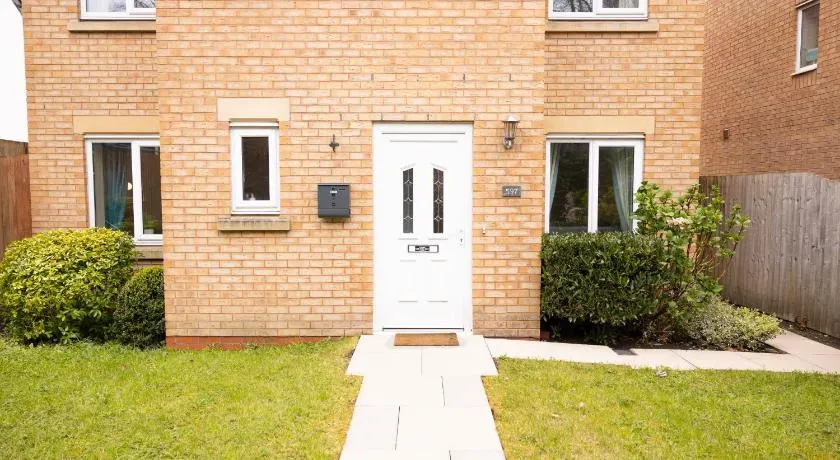Clayton House- Conveniently Located, Spacious & Modern 4 Bedroom House Suitable for Work and Leisure Stays - Image 1