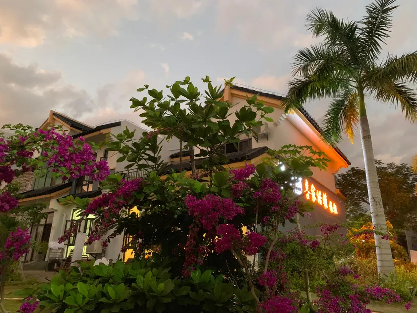 Floral Hotel Xijia Nuoya Zhenpin Hostel - Image 1