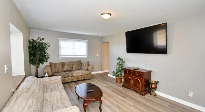 2 Bed, 1 Bath, Upper Level Unit - Image 1