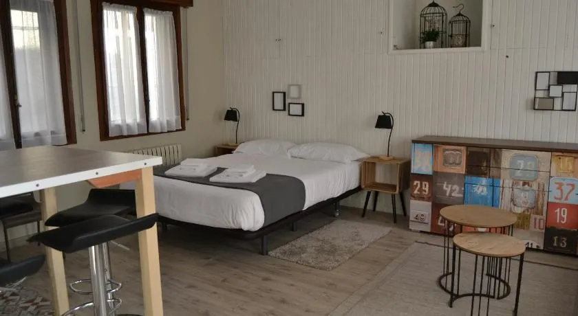 Tres Puentes Anguiano Apartamentos y Hostal - Image 1