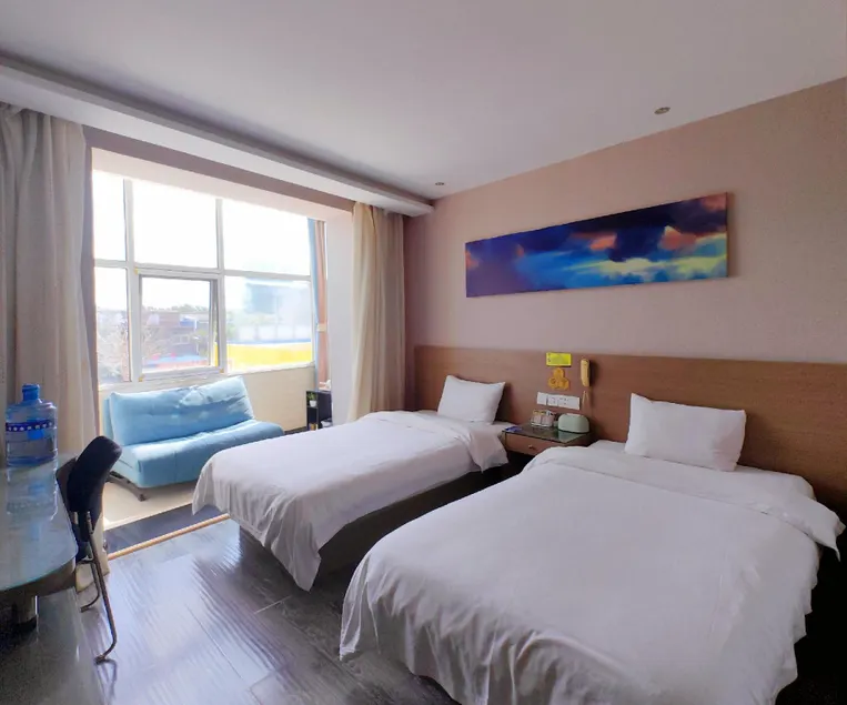 Eaka Hotel - Image 1