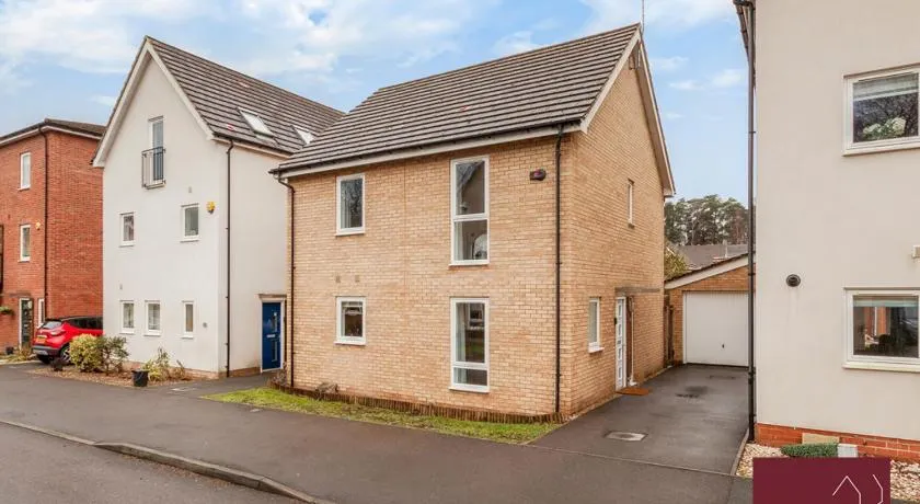 Bracknell - 4 Bed House - Garden - Image 1