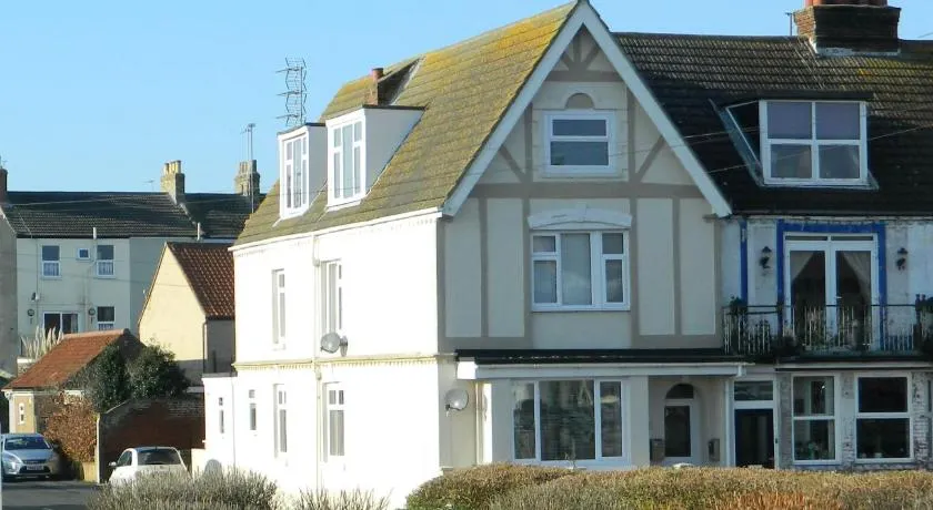 'Harbour View' on the river by Gorleston's award winning beach - Pet free! - Image 1