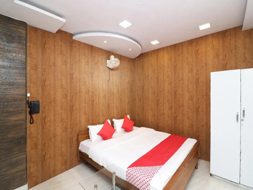 Hotel O Flagship 27998 Golden Inn Near M.P. Birla Planetarium - Image 1