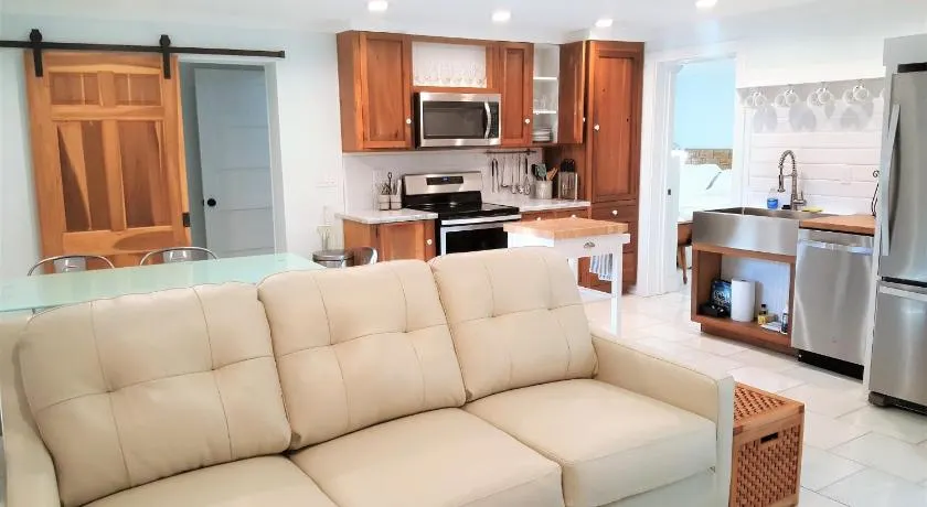 Romantic Secret Garden - Marble Floors & Bath DT Just 2 Blocks Beach Only 3 Miles - Image 1