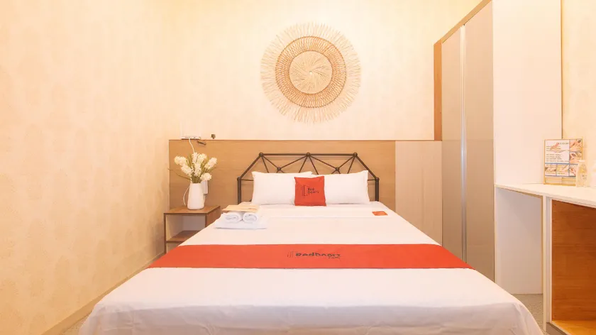 RedDoorz Premium at Regency Sunset Hotel - Image 1