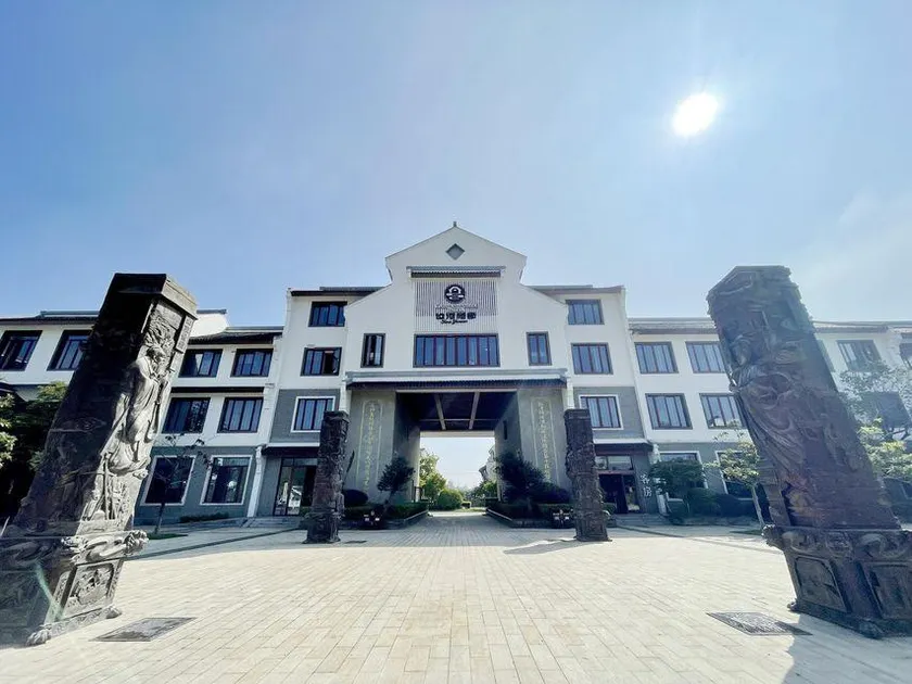 Canal Commercial Hotel - Image 1