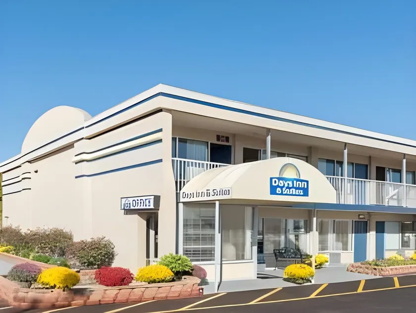 Days Inn & Suites by Wyndham Dayton North - Image 1