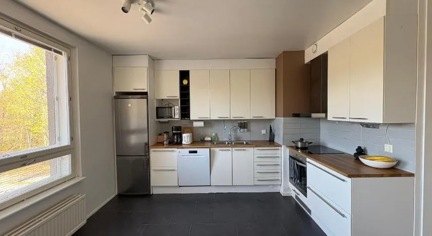 Modern 3 Bedroom Stay with Sauna - Image 1