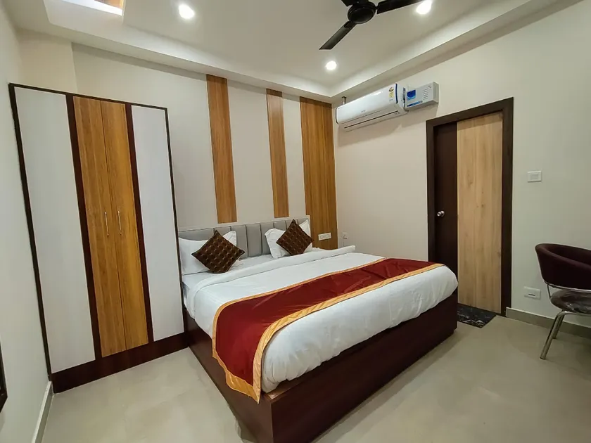 Royal Rooms and Banquet - Image 1