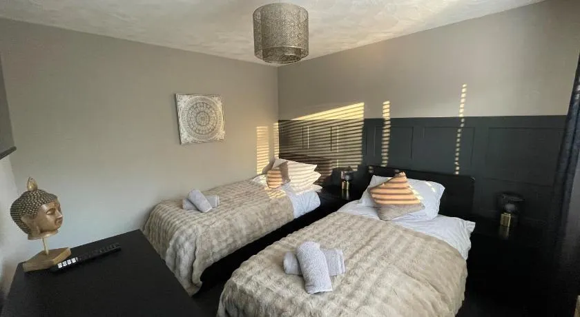 3BR, Sleeps 5, Free Parking, Fast WiFi, Near M62 & Leeds - Image 1