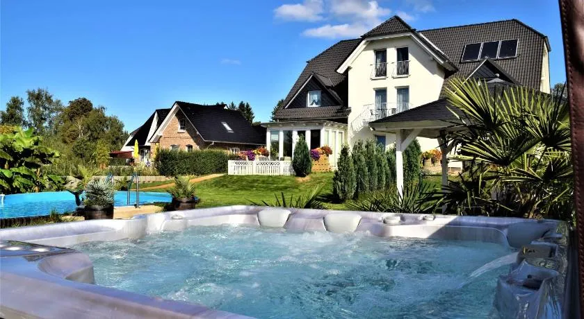 Fewo Traum, 4-Sterne FeWo's mit Pool und Whirlpool, Grillecke und neuem gemütlichen Pavillon im Garten, am Achterwasser mit Badestrand, wenige Autominuten bis zur Ostsee, Überweisung oder Bar akzeptiert - Image 1