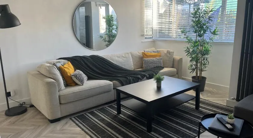 The Lanes Townhouse Retreat - Image 1