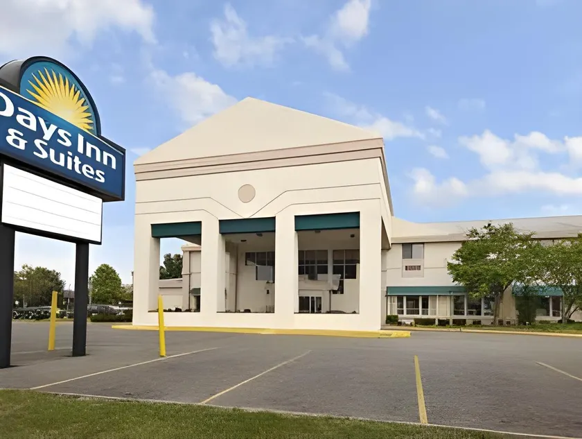 Days Inn by Wyndham Columbus East Airport - Image 1