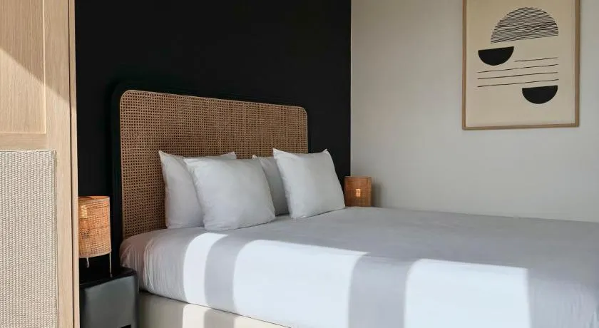 3 Room Luxury Design Apartment with Airconditioning, Close to Gent St-Pieters Station - Image 1