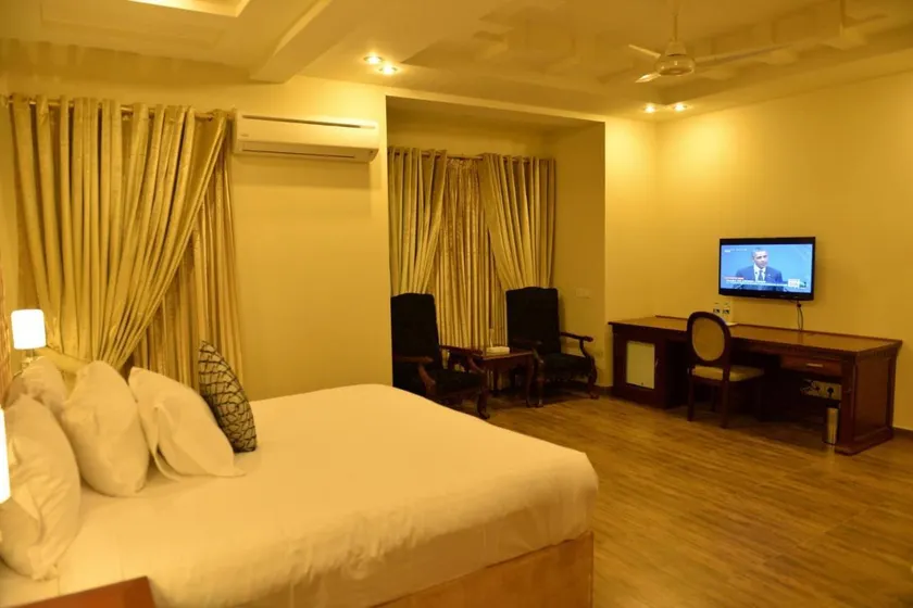 Bella Hotel - Image 1