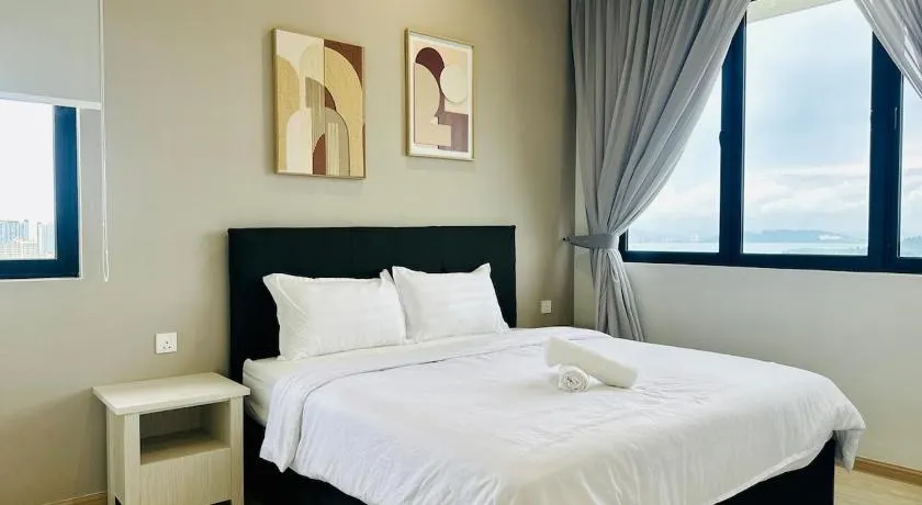 Luxury 2BR Rooftop Infinity Pool 8 Pax airport usm - Image 1