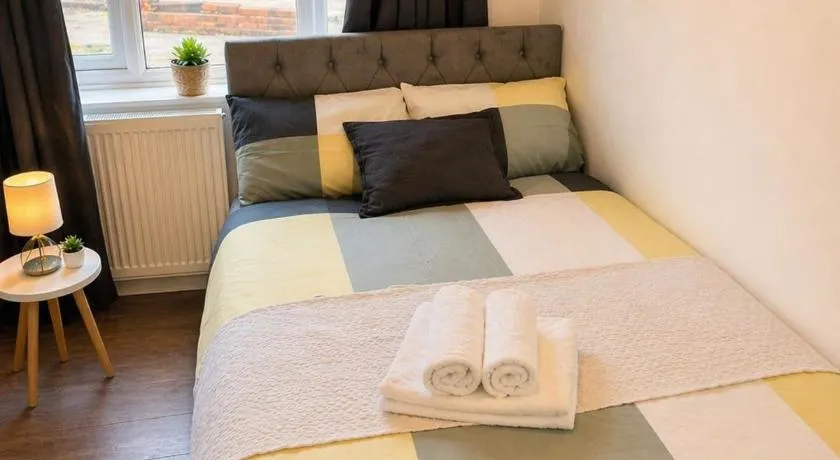Cosy Double Room in London Free Parking Private Bathroom Close to Transport - Image 1