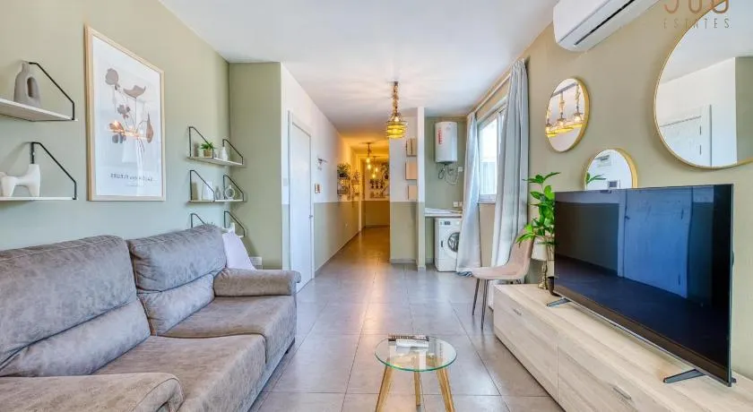 Spacious 5BR Apartment with Private Terrace and Ensuite Rooms - Image 1