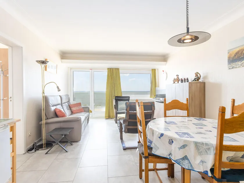 Apartment with sea view and shared pool - Image 1