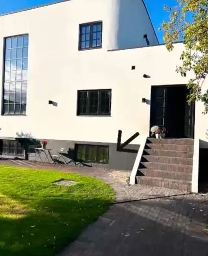 Apartment with backyard - Image 1