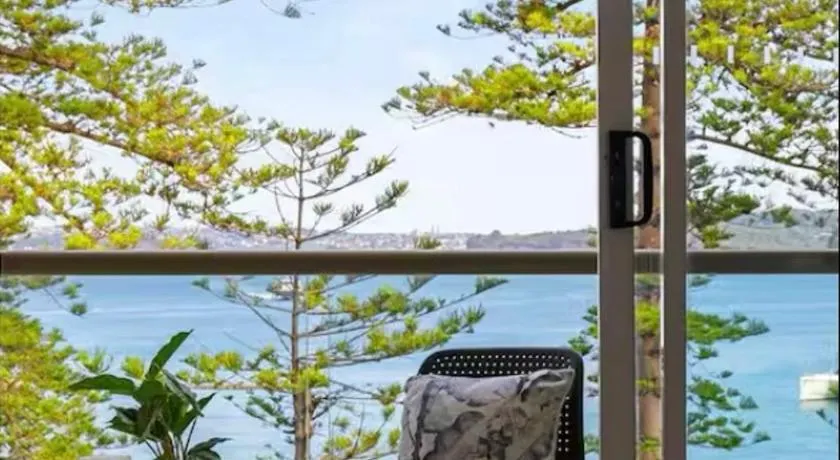 Stylish Manly Beachfront Apartment with Harbour Views & Free Parking - Image 1
