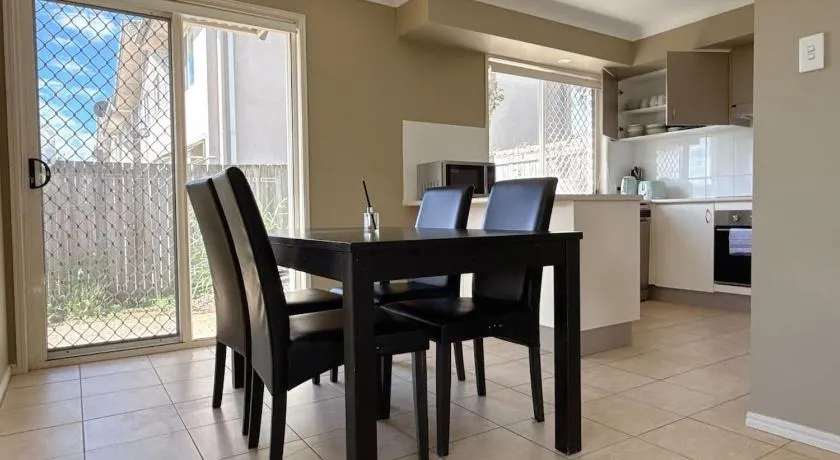 Family-Friendly 3BR Home Near Calamvale Central - Image 1