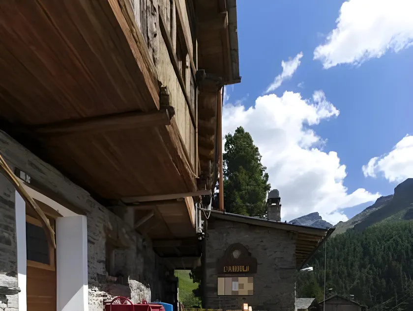 L' Aroula Rooms & Restaurant - Image 1