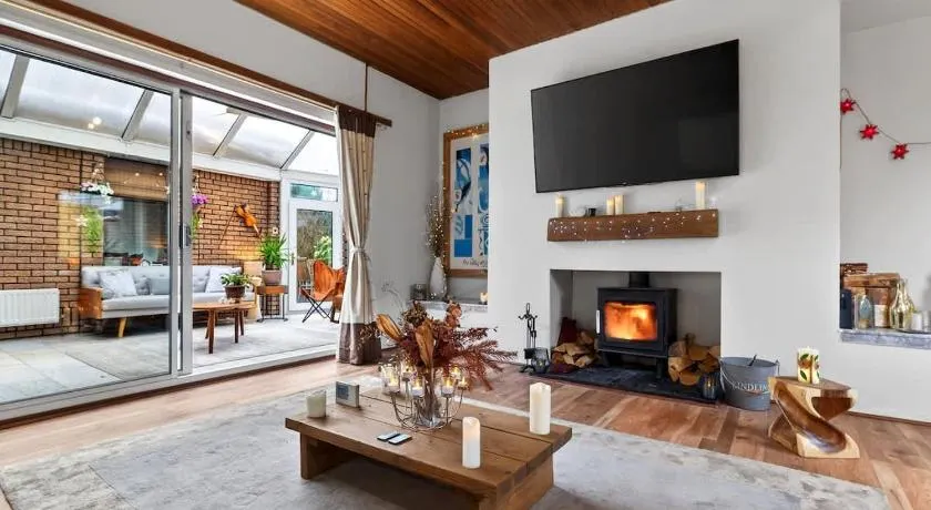 Corner View - Welcoming family home with conservatory - Image 1