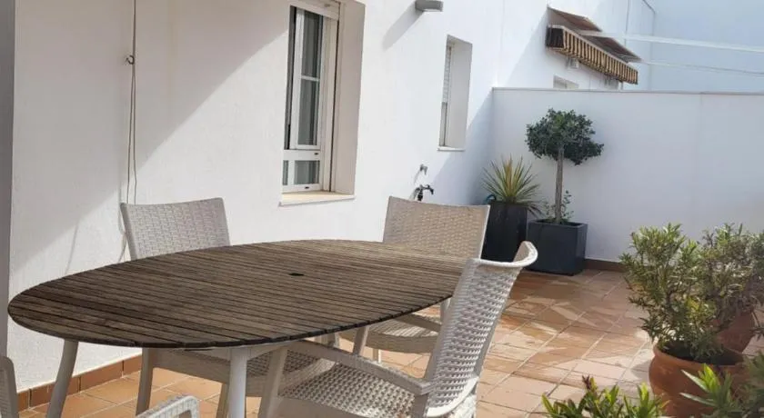 Apartamento en el centro con garaje, terraza, wifi, climatización y piscina - Image 1