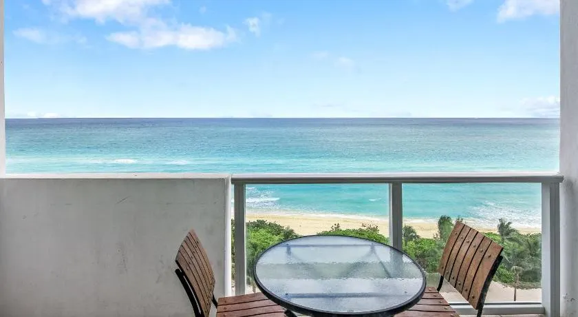 Castle 828 Oceanfront view with balcony, pool, tennis, beach access and free parking! - Image 1