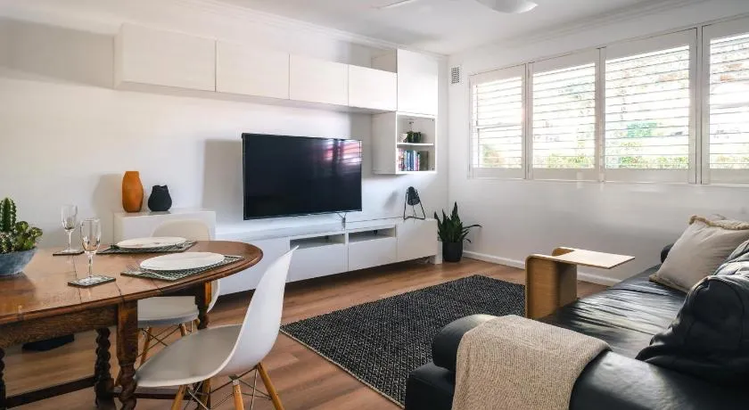 Quiet Little Manly 1 bed - 3min walk Harbour & Beaches w Level Access - Image 1