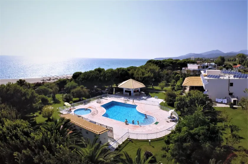 Golden Beach Hotel - Image 1