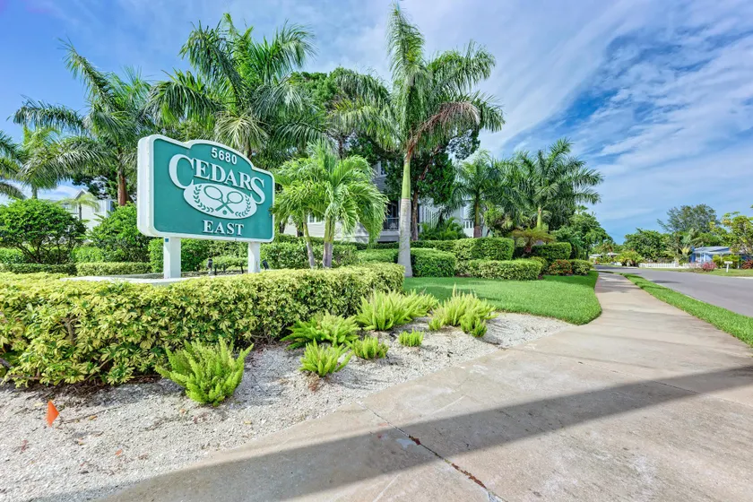 Longboat Key Cedars Beach House-Pet Friendly-2 Minute To The Beach - Image 1