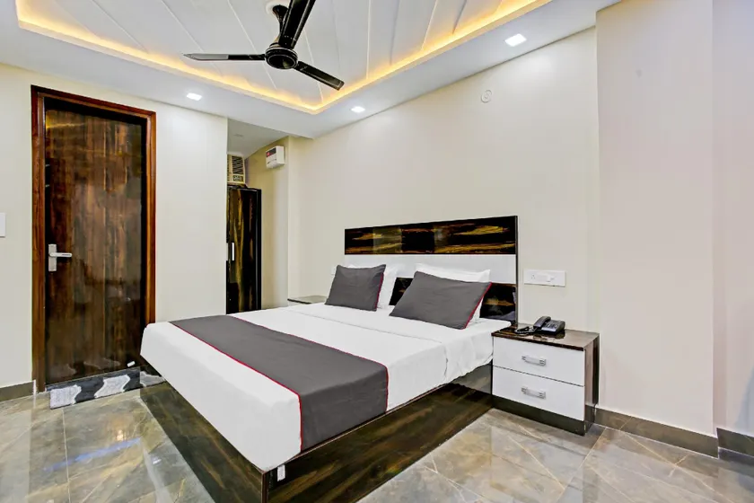 Collection O 83292 Pkg Inn - Image 1