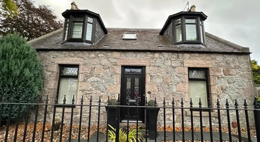 Cozy Aberdeen Cottage with 3 Bedrooms - Image 1