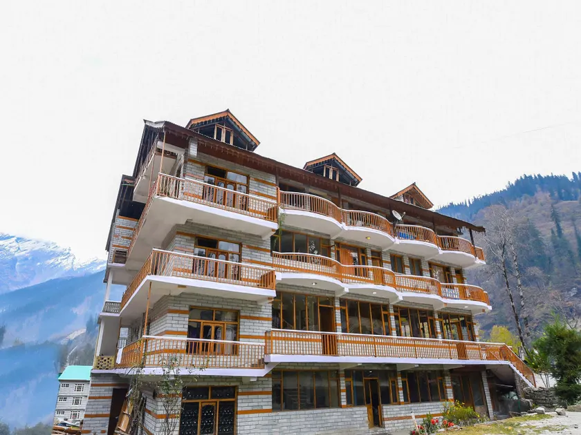 OYO Solang Holiday Inn - Image 1