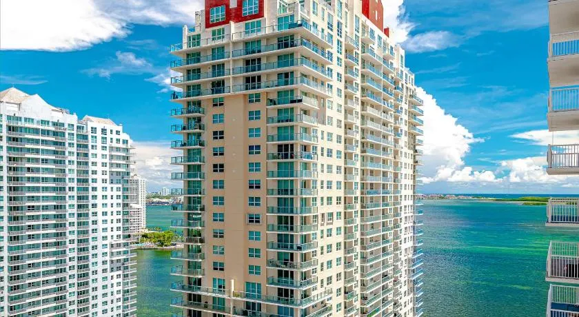 Miami condo with city & ocean views - Image 1