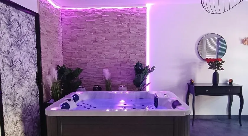 Évasion romantique avec jacuzzi intérieur - Image 1
