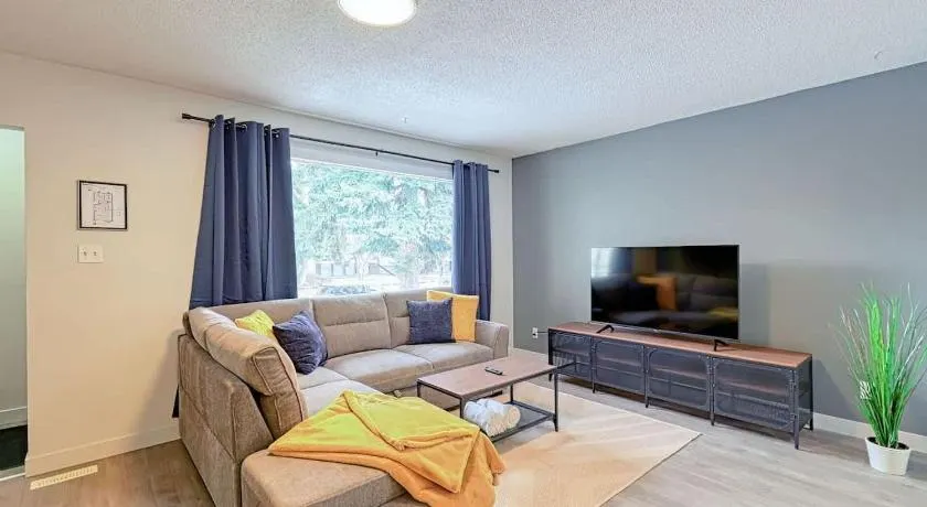 Cozy 2 Bedroom Suite Near Ctrain Mall and Downtown - Image 1